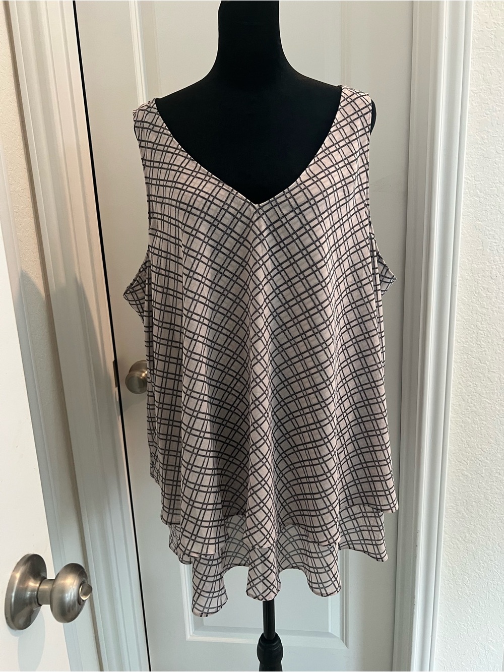 Lane Bryant Size 22 Blush Pink Black Plaid Long Sleeve V-Neck Top